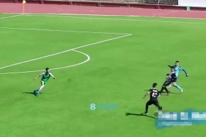 這種不怕被暴揍??？？球童上場踢出對手必進(jìn)球