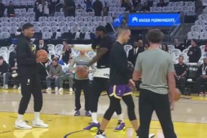 老頭樂??老詹熱身完高興得秀起了舞姿，還順勢抱一下路過的八村