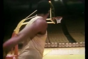 連續(xù)勾進(jìn)4個(gè)三分線距離的勾手！張伯倫這操作，讓隊(duì)友都看傻了…