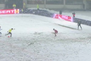 男人永遠(yuǎn)是少年！法爾考進(jìn)球后與隊(duì)友打雪仗慶祝