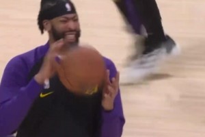 濃眉模仿詹姆斯“仙人指路”名場(chǎng)面，就是手抓不住球啊????