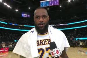 詹姆斯賽后對著鏡頭興奮我喜歡NFL，但圣誕節(jié)是屬于我們的！