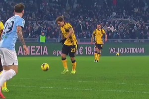 起腳前抬頭精準(zhǔn)定位，意甲官推轉(zhuǎn)發(fā)巴雷拉的飛火流星??