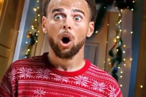 太會玩了！美媒惡搞詹姆斯化身圣誕老人，給庫里送上圣誕禮物！