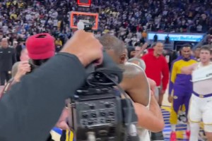 雙雙30+！詹姆斯和庫里賽后深情相擁，記者們立刻圍了上來