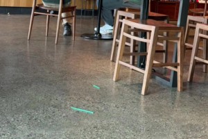 球迷在美國安大略的一家星巴克，偶遇易建聯(lián)