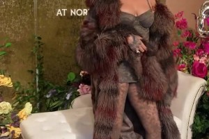 老詹知名迷妹蕾哈娜，這身穿搭什么水平？??