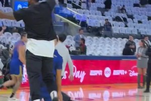 老詹從球員通道走出來徑直沖向庫里 要送大帽結(jié)果被拋投反殺??