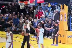 要換做年輕時呢？球卡在計(jì)時器上，詹姆斯拿過拖把，將球捅了下來