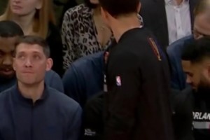 場(chǎng)邊驚現(xiàn)豹紋裝美女，孔祥宇：還有豹紋？哦我說(shuō)的是名宿鮑文