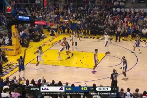 千萬(wàn)不要有事！濃眉無(wú)對(duì)抗倒地崴腳，隨后離場(chǎng)接受檢查