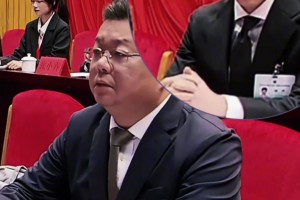 胡子若是白的就更像了！登哥戴上圣誕帽，活脫就是一圣誕老人??