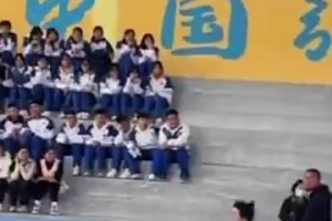 不是，姐們，你這端菜端得也太穩(wěn)了！