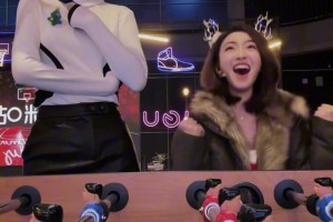 當(dāng)看到湖人最后絕殺 美女主播佳依揮拳慶祝 留下目瞪口呆的小七