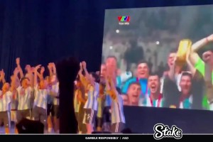 越南大學(xué)球隊模仿梅西世界杯冠軍頒獎，C羅球迷怒摔水瓶離開??