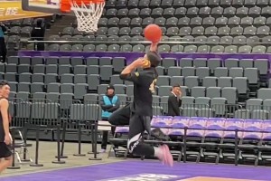 今年扣籃大賽新動作？矣進(jìn)宏秀邊打手機(jī)邊劈扣??????