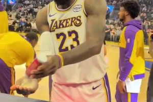 注意點(diǎn)??詹姆斯沉浸式撒鎂粉，撒了里夫斯和布朗尼一臉