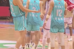 驚！賽后楊瀚森友好問候 竟被高世鰲“肘擊”回應(yīng)??????