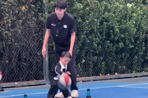 賣力打球表現(xiàn)，癡迷籃球的崽子 ...