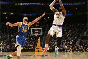 馬?。汉私裉祀m然贏了比賽，但不得不感嘆庫里的發(fā)揮，簡直是神