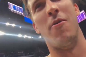 絕殺了也不忘球迷！里夫斯賽后退場(chǎng)途中，錄視頻為球迷送圣誕祝福