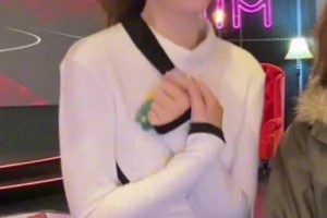 隨后就！當(dāng)庫里命中追平三分 小七興奮的跳起還看了看旁邊的佳依