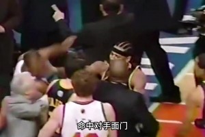 果然是社會(huì)瓜！安東尼比賽中曾拳打科林斯面門，提15場(chǎng)禁賽