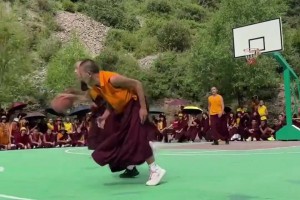 不懂就問，和尚穿著僧袍怎么胯下運球??????