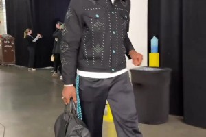 賽前時(shí)裝秀！詹眉率湖人眾將入場備戰(zhàn)圣誕大戰(zhàn)