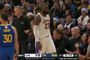 詹姆斯太興奮了！??打進(jìn)2+1后與勇士板凳席有說有笑！