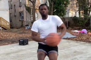 外國小哥模仿威少扣籃前起步動作，吧友們覺得像嗎??????