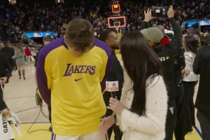 湖勇賽后，美女記者孟超采訪克內(nèi)克特！這一身白衣看著真暖和啊