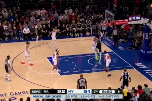 天花板級(jí)的天賦??文班亞馬背對(duì)籃筐上演轉(zhuǎn)體180度空接放籃