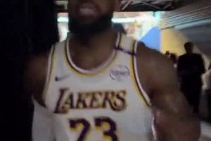 40歲還有使不完的勁！詹姆斯賽后一路小跑大聲喊叫返回更衣室