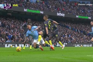 太衰了！哈蘭德點(diǎn)球不進(jìn)+補(bǔ)射破門越位??