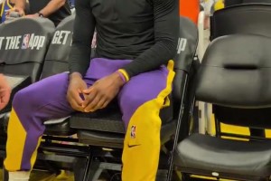 老詹在想什么呢？湖勇大戰(zhàn)賽前，詹姆斯獨(dú)自坐在板凳席思考良久