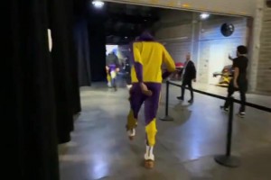 詹姆斯和濃眉賽前非常興奮！老詹還沖著鏡頭吼了一句