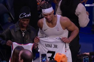 忙里偷閑！維尼修斯到紐約觀看圣誕大戰(zhàn)&與哈特交換球衣