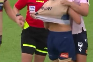 女足澳超比賽雙方發(fā)生沖突，瘋狂撕扯對方球衣??