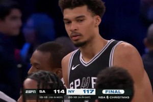 傷心了??文班圣誕大戰(zhàn)空砍 賽后和隊(duì)友打完招呼便默默離開了~