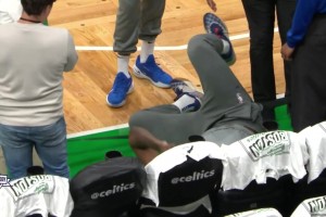 還好無礙！恩比德投籃熱身向后摔倒傷到腳踝，回更衣室檢查后出戰(zhàn)