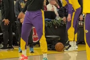 給這老頭樂的！詹姆斯這個舞蹈，真是相當(dāng)魔性?。?>
                                <span></span>
                                <p>給這老頭樂的！詹姆斯這個舞蹈，真是相當(dāng)魔性啊！</p>
                            </a>
                        </div>
                                                <div   id=