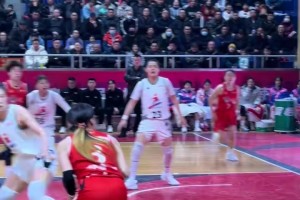 一道閃電劃過球場，又是一場輕松的40+...