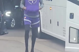 杜蘭特揣著兜在路上閑逛，這氣質(zhì)真的擋也擋不住??????