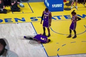 現(xiàn)在回看有點(diǎn)心塞??濃眉曾直播玩2K，操控自己大帽后倒地受傷