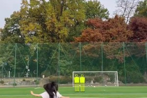 來評一評這姑娘的腳法如何？