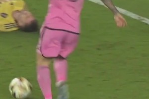 梅老板喪心病狂啊！連躺在地上的受傷球員也不放過(guò)??