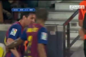 阿爾維斯正好把梅西推到了穆里尼奧面前，穆里尼奧看起來有點(diǎn)擰巴