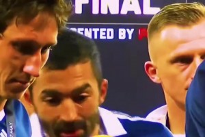 關(guān)于獎(jiǎng)杯的有趣瞬間，C羅抱著獎(jiǎng)杯左磕右碰