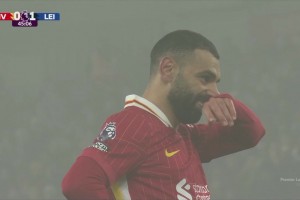 差之毫厘！阿諾德中路分球！薩拉赫禁區(qū)內(nèi)兜射擊中橫梁！